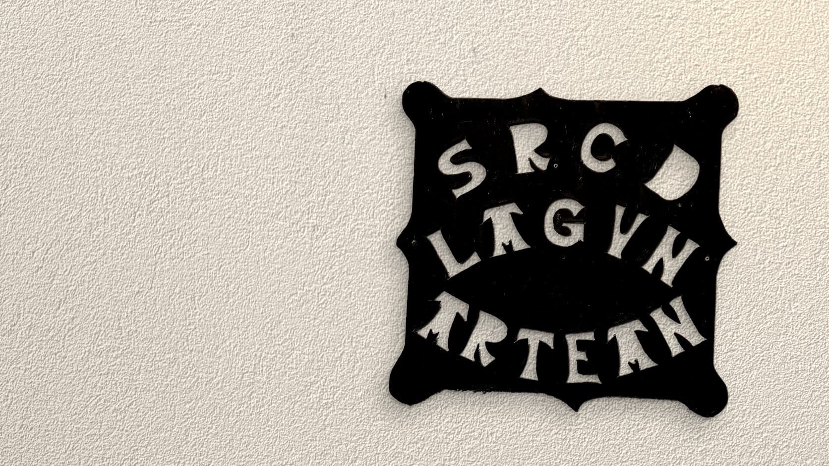 Rótulo artesanal de hierro de la sociedad Lagun Artean